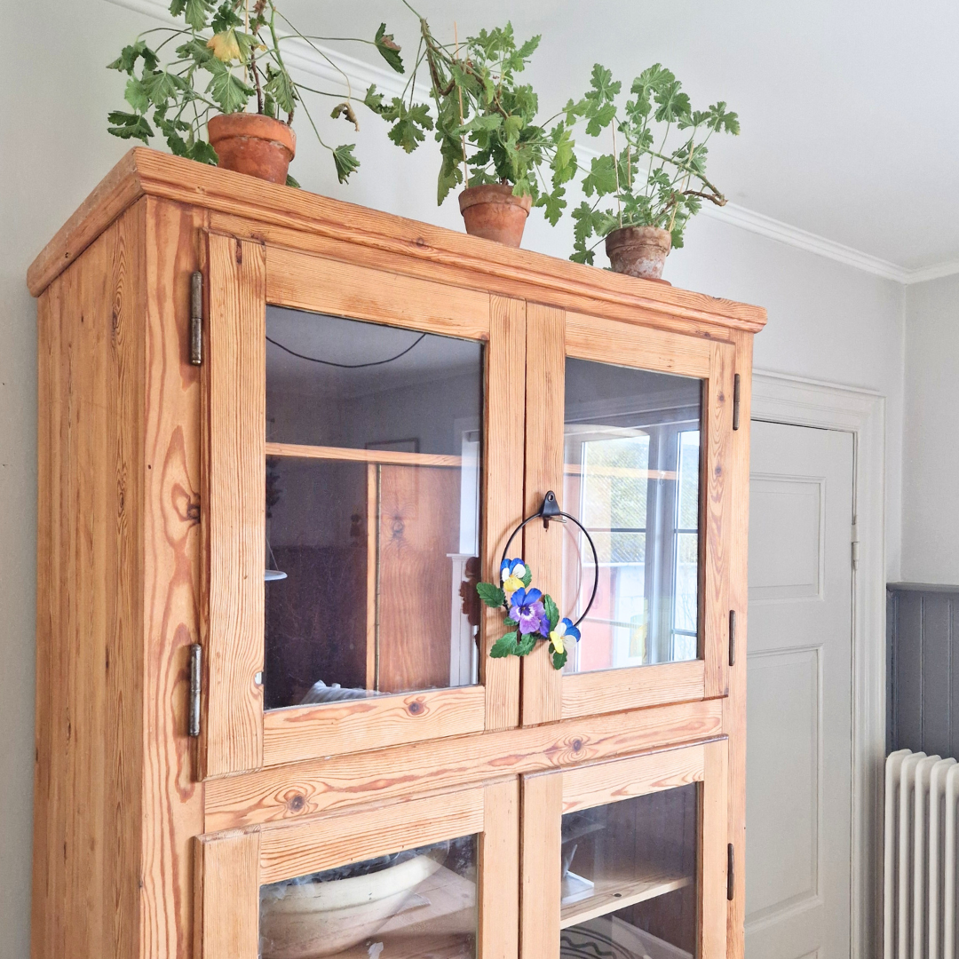 Stedmoderblomster på dekorationsring