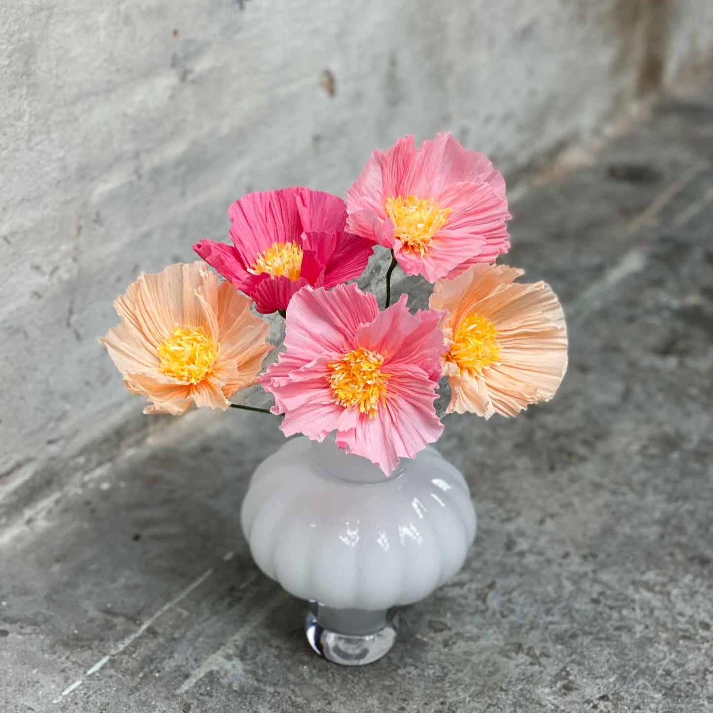 Gør-det-selv valmue i papir i laks og lyserød.