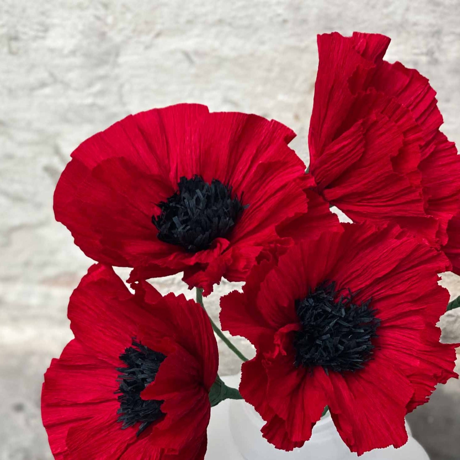 Gør-det-selv valmue i papir i en smuk og intens rød farve.