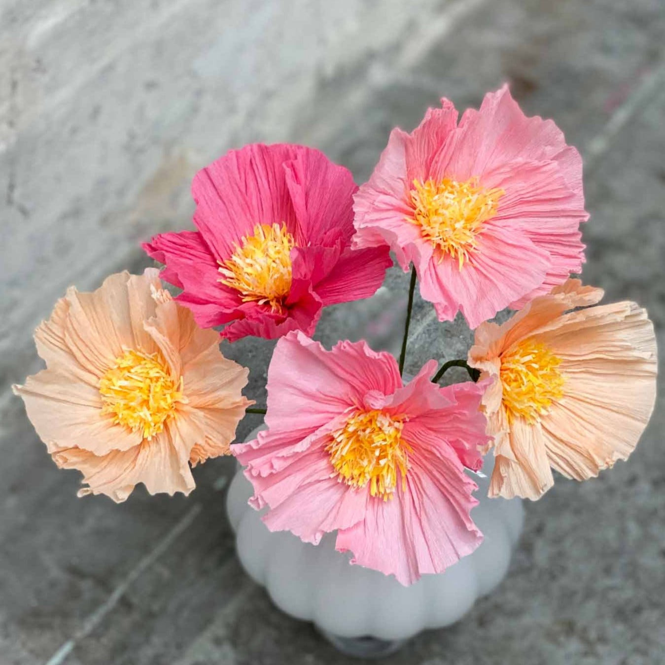 Gør-det-selv valmue i papir i laks og lyserød.