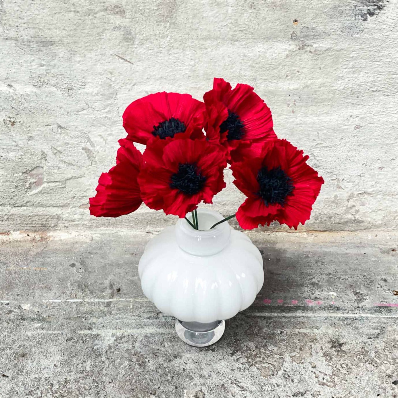 Gør-det-selv valmue i papir i en smuk og intens rød farve.